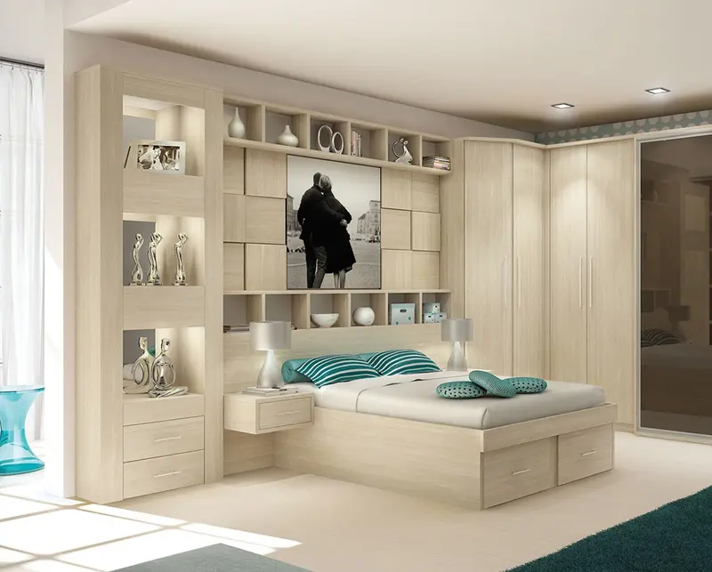 Quarto de casal com cabeceira em nichos iluminados e roupeiro