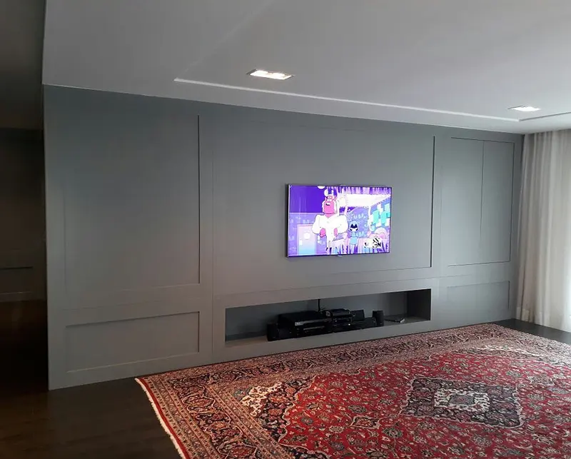 Sala com painel de TV cinza e rack embutido