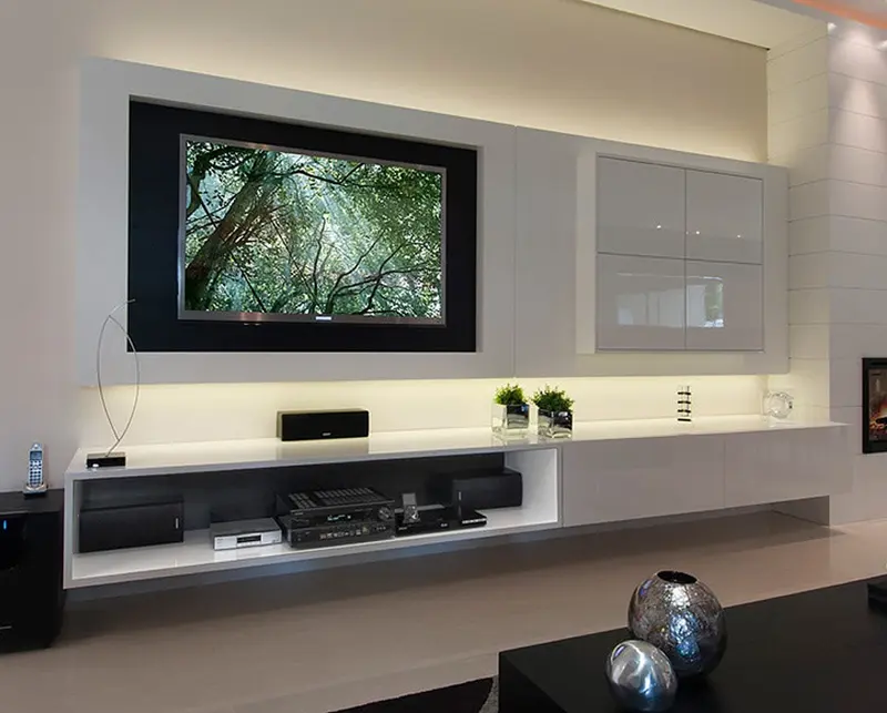 Sala com painel de TV iluminado e rack suspenso branco
