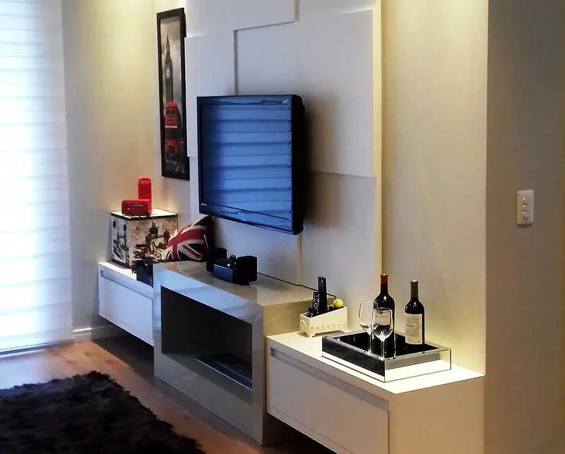 Painel de TV com nicho e rack branco iluminado